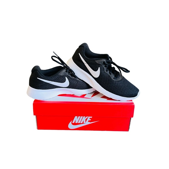 Women’s Nike Shoes | Black/White | Size: 6.5 - Picture 1 of 6